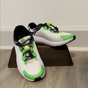 Under Armour Kids White and Green Sneakers with no hassle laces size youth 5.5